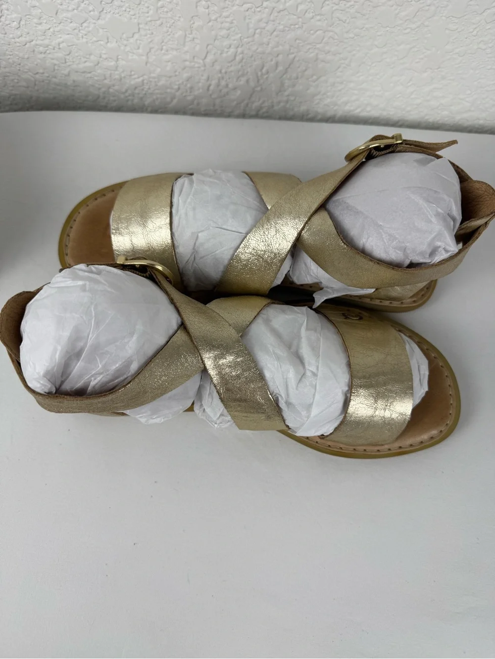 Born | F25510 | Metallic Gold Leather Crisscross Sandals | Ankle Strap | Size 7